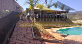 CI 281 - Vendo sítio de acabamento top, piscina e bela vista para as serras de Minas Gerais.